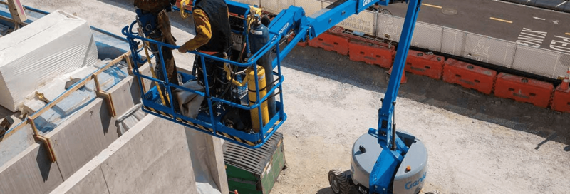Plataforma articulada elevadora con operario en exterior