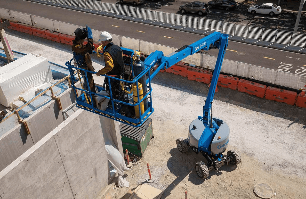 Plataforma articulada elevadora con operario en exterior