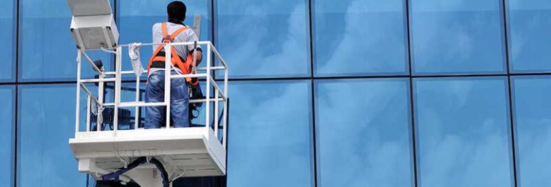 Hombre en plataforma elevadora artivulada para exterior